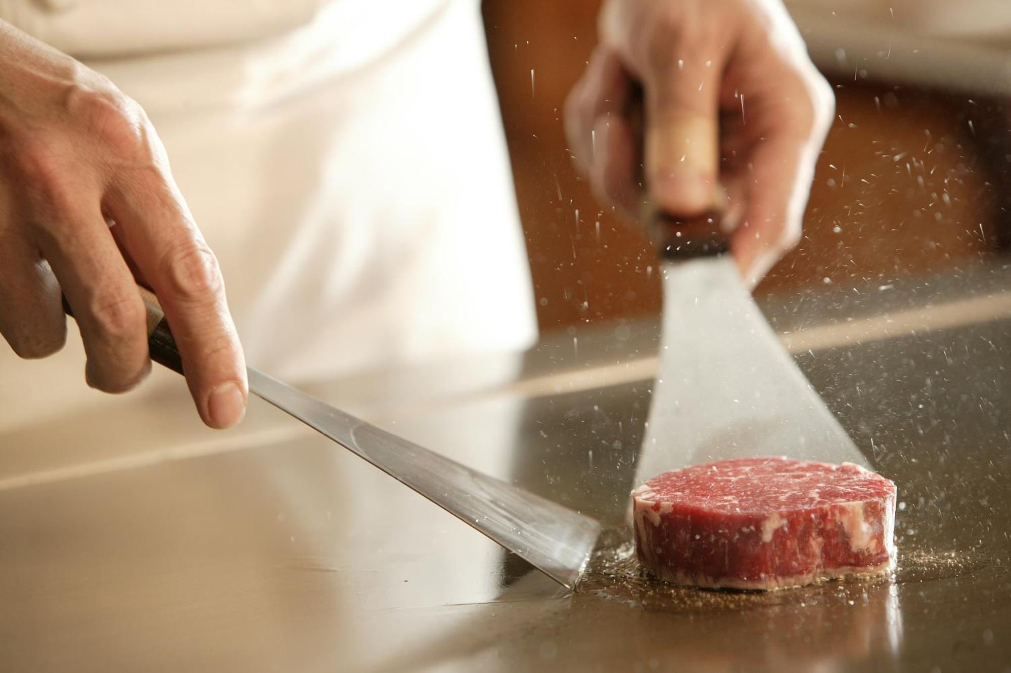 Miyako Hotel Gifu Nagaragawa Екстериор снимка A chef seasoning a steak